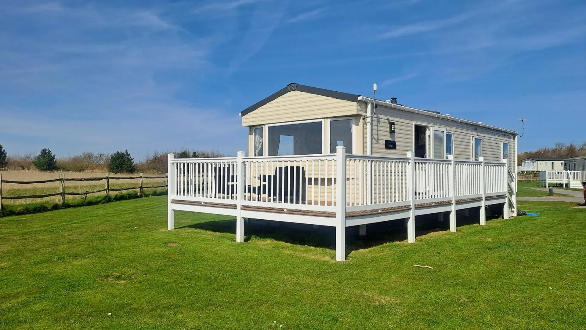 N & V Caravan Sand Le Mere Tunstall